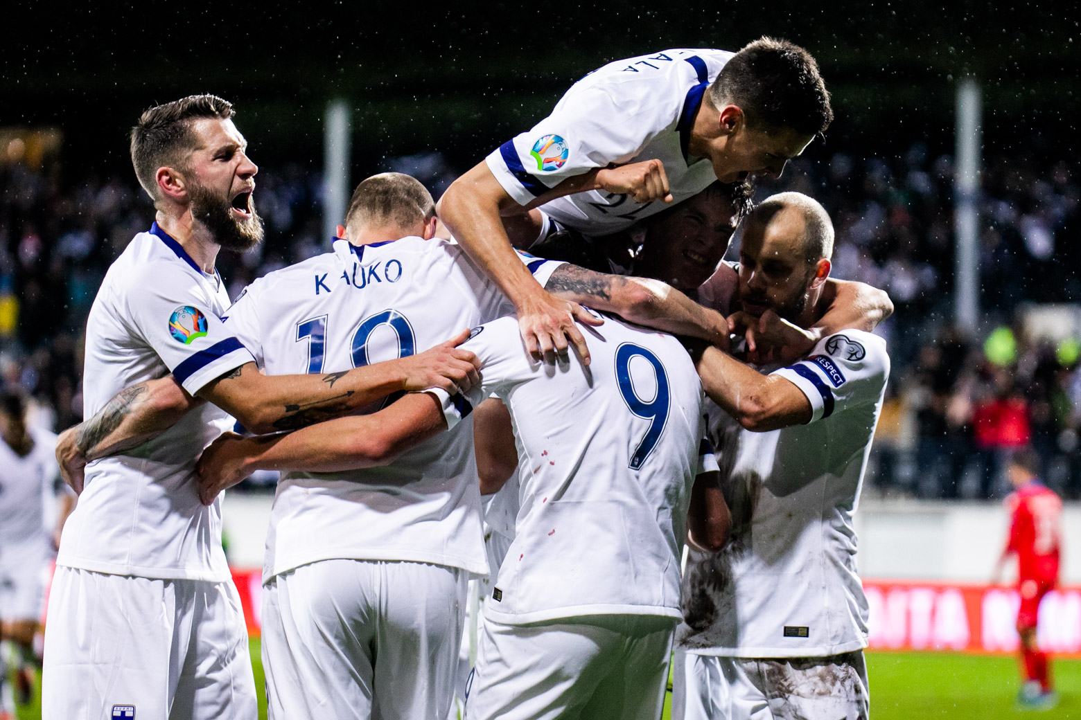 Huuhkajat raateli Armenian ja tarrasi kisapaikkaan – Turun ilta kuvina