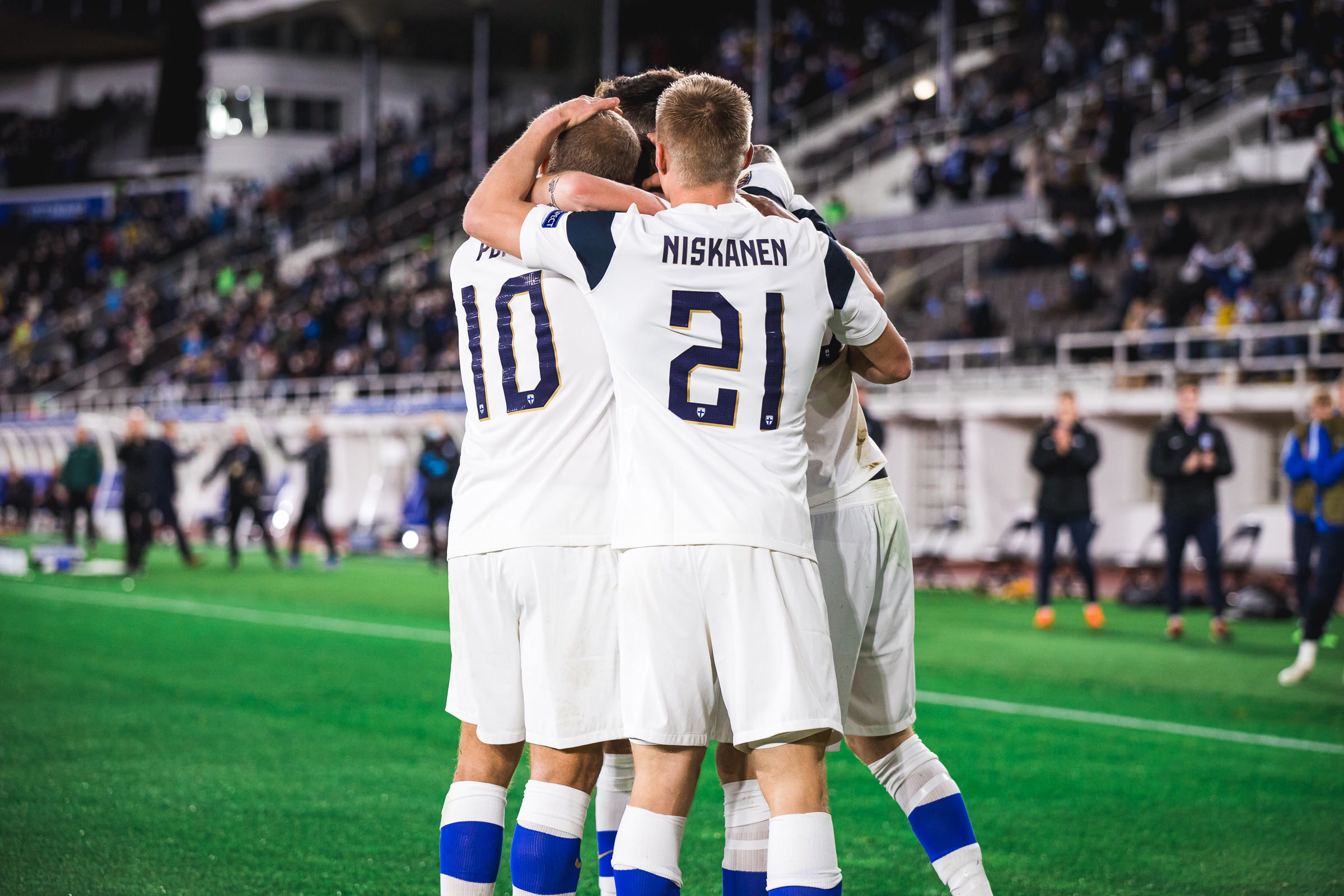 Suomen Bulgaria-voitto kuvina: Yleisö palasi vihdoin Olympiastadionille