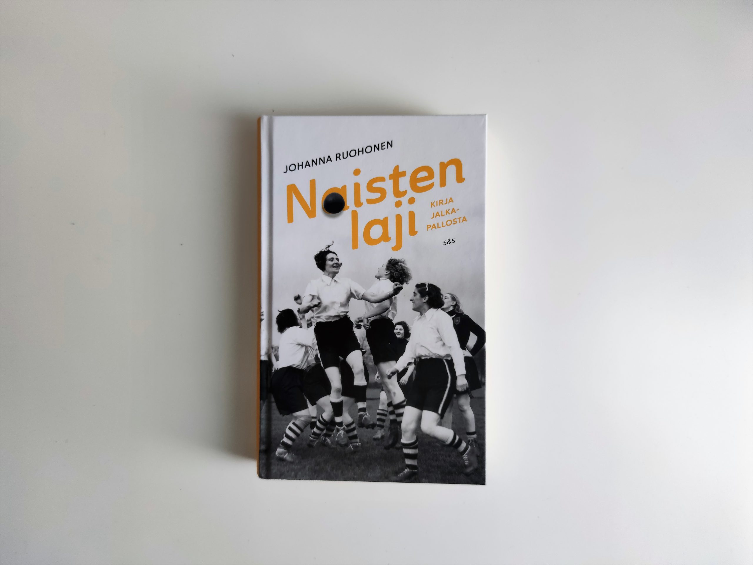 Kirjaesittely: Naisten laji