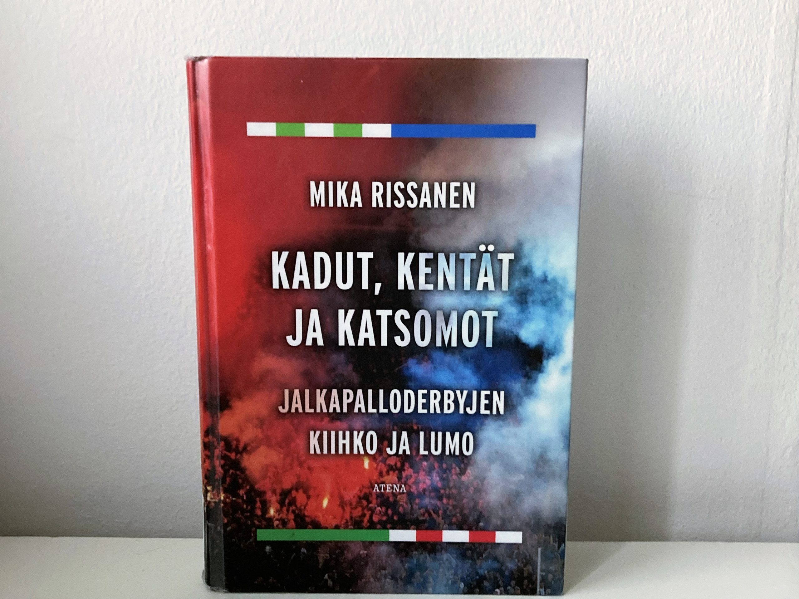 Kirja-arvostelu: Kadut, kentät ja katsomot vie derby-matkalle halki Euroopan