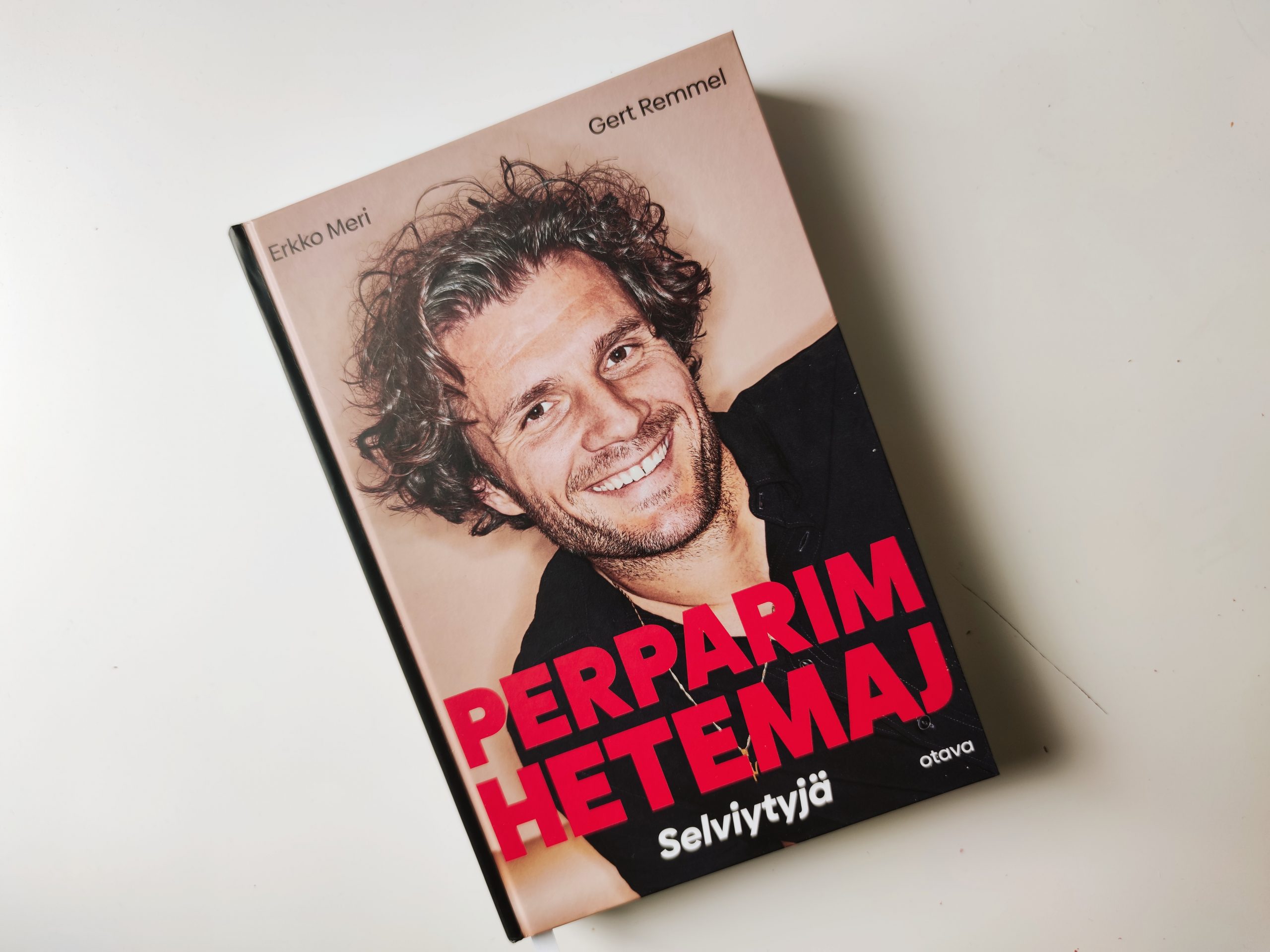 Kirja-arvio: Perparim Hetemaj – Selviytyjä on viiden tähden kasvutarina